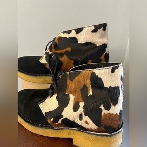Clarks Originals Women's size 6.5 Black Cow Print
Suede 221 Desert Boots